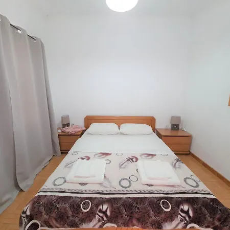G-george By The Sea And Airport Apartment Liadha